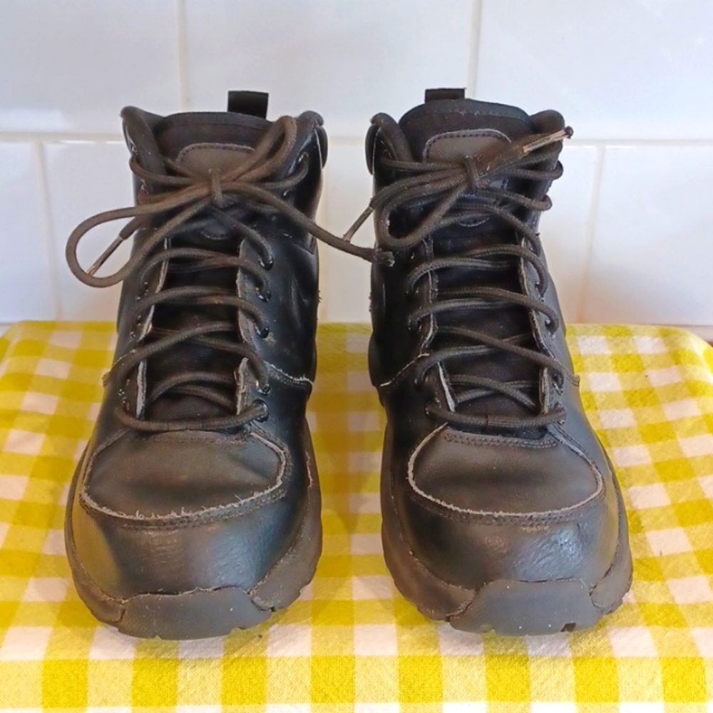 BOYS NIKE SHOES LIKE NEW